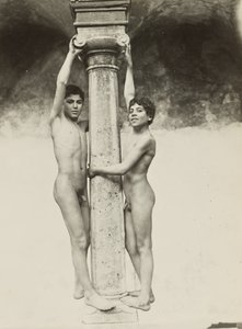 [Due ragazzi aggrappati a una colonna] da Baron Wilhelm von Gloeden