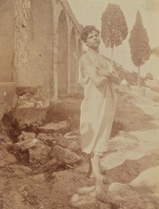 [Giovane uomo in posa in un teatro greco] da Baron Wilhelm von Gloeden