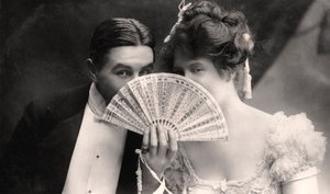 Billie Burke e Farren Soutar in una scena da La Belle di Mayfair da Bassano Studio