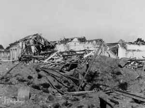 I bombardamenti di Sermide: edifici danneggiati durante la seconda guerra mondiale da Bayard and Bertall