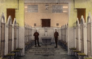Interno dei bagni al Campo di Beverloo