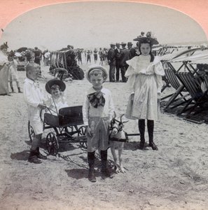 USA, Atlantic City: bambini giocano sulla spiaggia di Atlantic City da Benjamin West Kilburn