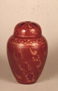 Pot pourri e coperchio in rame lustro, c.1905-15 da Bernard Moore