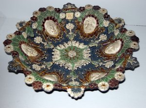 Piatto con facce grottesche (maiolica) da Bernard Palissy