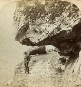 Uomo su una scogliera che domina il Naeroyfjord, Sogne, Norvegia