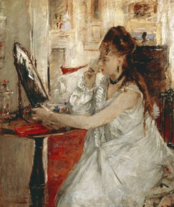Giovane donna che si incipria il viso