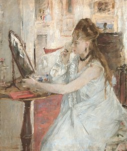 Giovane donna che si incipria il viso