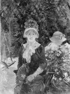 Giovane donna in un giardino