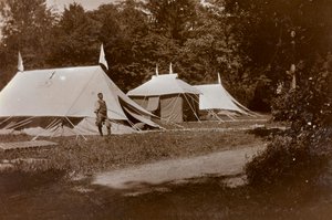 Album della Prima Guerra Mondiale in Friuli-Venezia Giulia: tende di accettazione, chirurgia e medicazione davanti a Villa Brazzà, sede del 17º Ospedale di guerra a Soleschiano Manzano, foto scattata dal campanile della chiesa, 05/1916 (foto b/n) da Bietti Bietti