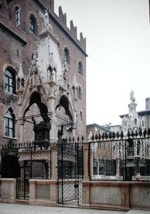 Monumento funerario di Mastino II Della Scala (1308-51) da Bonino da Campione