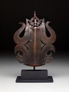 Ornamento per copricapo da guerriero: figura frontale da Bornean Bornean