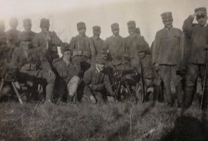 Album della Prima Guerra Mondiale in Friuli-Venezia Giulia: ritratto di gruppo dei soldati artiglieri del 112.mo Fanteria da Bourbon Del Monte