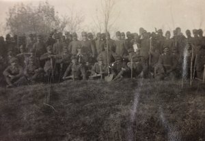 Album della Prima Guerra Mondiale in Friuli-Venezia Giulia: ritratto di gruppo dei soldati della Fanteria 112.mo con vanghe vicino al fiume Torre da Bourbon Del Monte