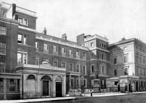Facciata del War Office, Cumberland House, Pall Mall, Londra, 1890 da British Photographer