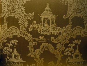 Motivi cinesi, (dettaglio) dalla tappezzeria su poltrona in stile Giorgio II, legno intagliato, braccioli imbottiti e schienale e sedile rivestiti, ca 1750, Regno Unito da British School