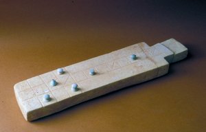 Tavola da gioco con pezzi, da Tell Beit Mirsim, Giordania, c.2000-1700 a.C.