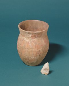 Vaso e Coltello di Selce Trovati in una Sepoltura a Barnwood, Gloucestershire, c.2000 a.C.