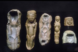 Figurine di dee della fertilità e gli stampi da cui sono state fuse, c.8°- 7° secolo a.C. (argilla)