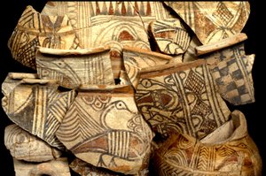 Ceramica filistea decorata con tipici disegni di pesci e uccelli, da Tel Kasil, Israele, c.1099-900 a.C.