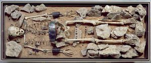 Tomba femminile riccamente dotata da Molzbach bei Huenfeld da Bronze Age