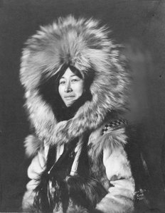 Donna eschimese in posa, c.1915 da Brothers Lomen