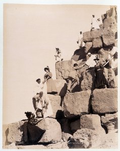 Scalata di una piramide da parte di turisti - fotografia dei Fratelli Zangali, fine XIX secolo
