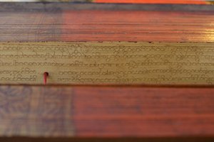 Manoscritto birmano su foglia di palma (legno e pergamena)