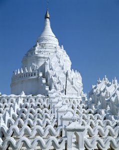 La Hsinbyume Paya, costruita nel 1816 da Burmese School