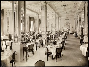 Una sala da pranzo al Robert Treat Hotel, Newark, New Jersey, 1916 da Byron Company