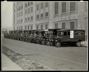 Una fila di camion di consegna parcheggiati fuori dalla Carolyn Laundry a 111 East 128th Street, East Harlem, New York, 1929 da Byron Company
