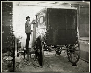 Un uomo che spruzza vernice su un carro di consegna della Carolyn Laundry a 111 East 128th Street, East Harlem, New York, 1929 da Byron Company