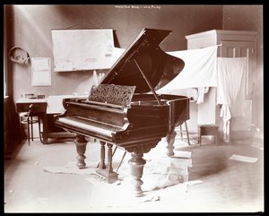 Un pianoforte della Hazelton Brothers Piano Co. su University Place, New York, 1898 da Byron Company