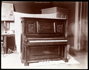Un pianoforte della Hazelton Brothers Piano Co. su University Place, New York, 1898 da Byron Company