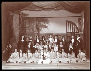 Una scena da una produzione amatoriale di una commedia intitolata Angelina, The Orphaned Heiress presentata al Barnard College, New York