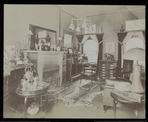 Un salotto nella casa del drammaturgo Henry Martyn Blossom, al 23 East 30th Street, New York, 1908 da Byron Company