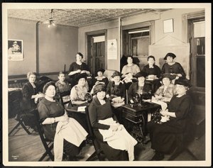 Un circolo di cucito femminile al 115 East 101st Street, East Harlem, New York, 1920