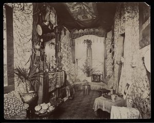 Un salotto ornato nella residenza Blakely Hall a 11 West 45th Street, New York da Byron Company