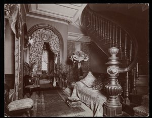 Un salotto ornato nella residenza Blakely Hall al 11 West 45th Street, New York, 1896-98 da Byron Company