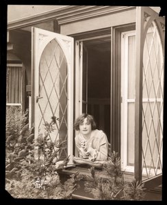 Anne Murdock a Casa, c.1915 da Byron Company