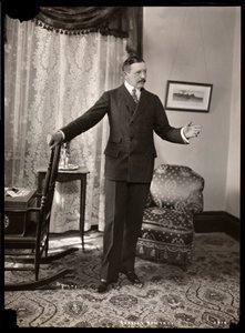 Charles Hawtrey nel suo appartamento a Holland House sulla Fifth Avenue, New York, 1901-2 da Byron Company