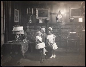 Clarence Mackay con i suoi figli nella biblioteca di Harbor Hill, a Roslyn, Long Island, c.1905