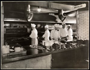 Cuochi alla griglia nella cucina dell