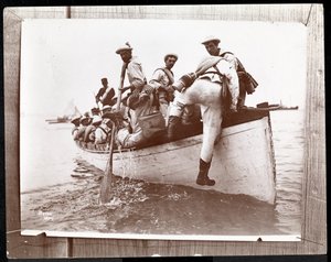 Fotografia di una foto precedente delle Riserve Navali a Fishers Island, New York con un gruppo di marinai in una barca a remi, 1898