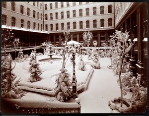 Cortile del Park Avenue Hotel, 1908 da Byron Company