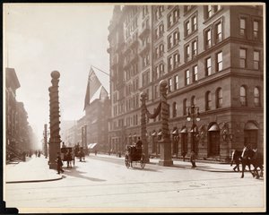 Decorazioni per la parata di Dewey al Waldorf Astoria Hotel, 33rd Street e 5th Avenue, New York, 1899 da Byron Company