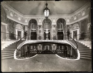 Doppia scala al Ritz-Carlton Hotel, 1913 da Byron Company
