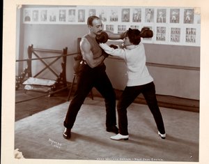 Edna Wallace Hopper in posa in un ring con Jack Cooper nella sua palestra a Broadway e 37th Street, New York