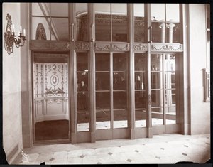 Ascensori al Ritz-Carlton Hotel, 1910 o 1911 da Byron Company