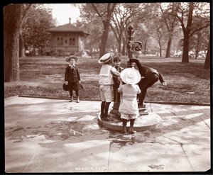 Cinque bambini che giocano e bevono alla fontana in Madison Square, New York, 1901