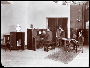 Quattro uomini, uno che suona un pianoforte a rullo H. Bruman Co., 1907 da Byron Company